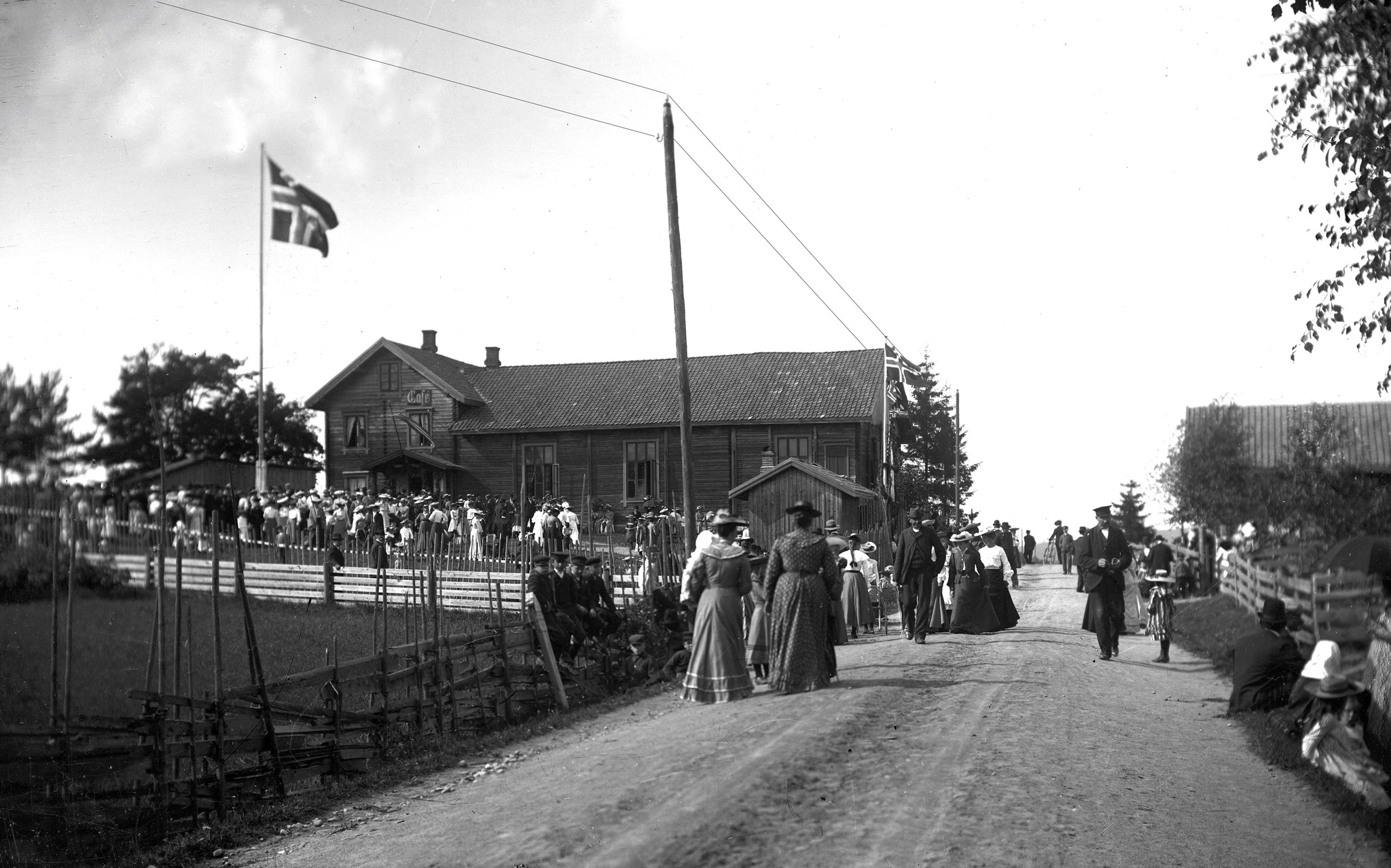 Dette er kanskje det eldste bildet som finnes av Folkets Hus Søndre Samfund. Slik som bygget fremstår på bildet, er med stor sannsynlighet identisk med slik det så ut da det at sto ferdig i 1896. Foto: Trolig Alf Toftner
