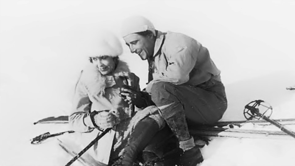Her ser vi Haakon Hjelde og danske Henny Geermann under filminnspillingen av «Fjelleventyret» fra 1926